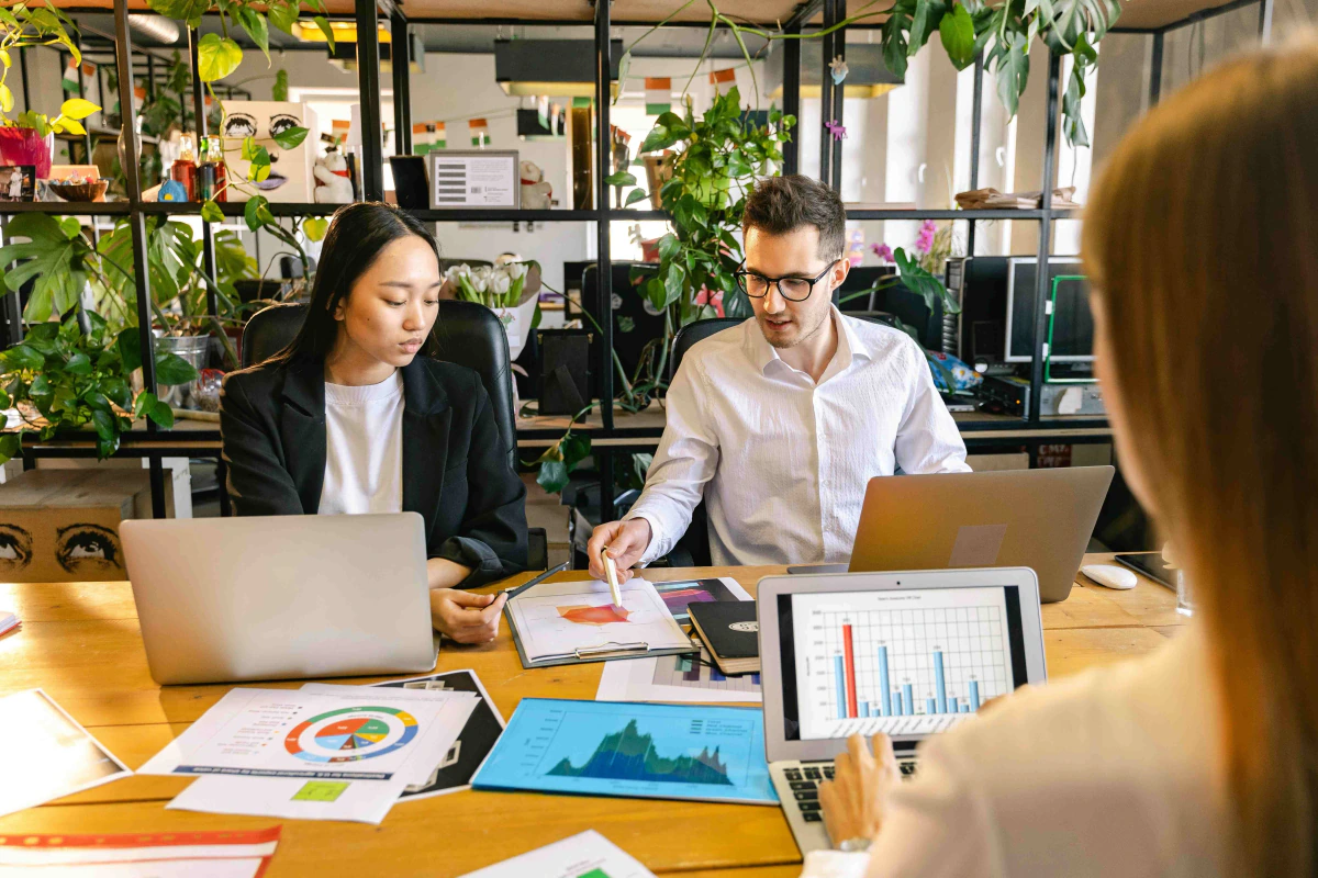 Equipo colaborando en soluciones digitales